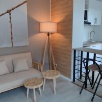 Gîte-Pièce avec canapé et coin repas et cuisine