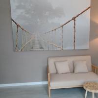  Piece avec lit escamotable 